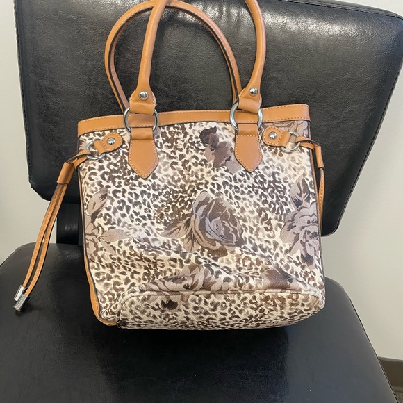 Black Tote Bag with Spacious Interior and Durable Material - Picture 2 of 5